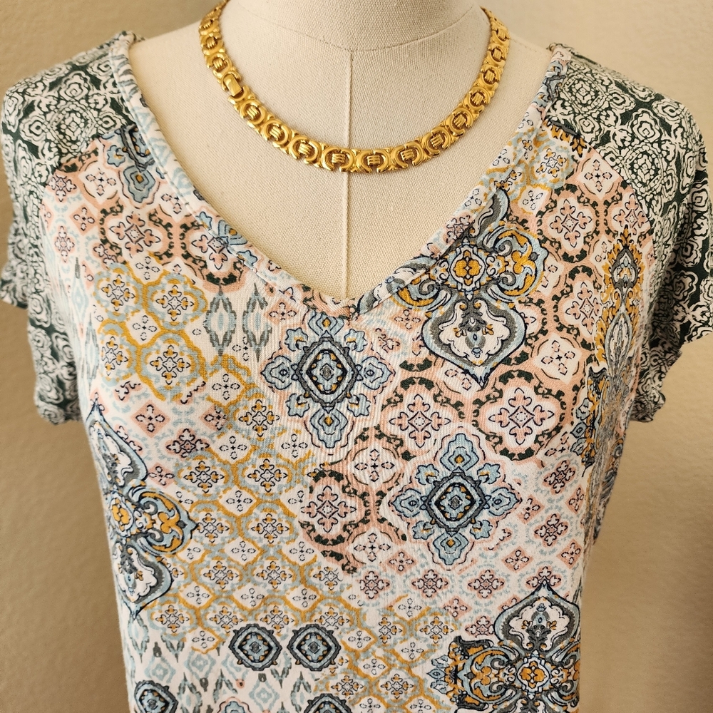 Patterned keyhole back tee. Medium. - Picture 2 of 9